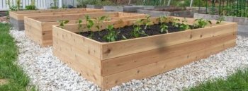 Záhony, záhradné kvetináče, lavice, záhradné doplnky